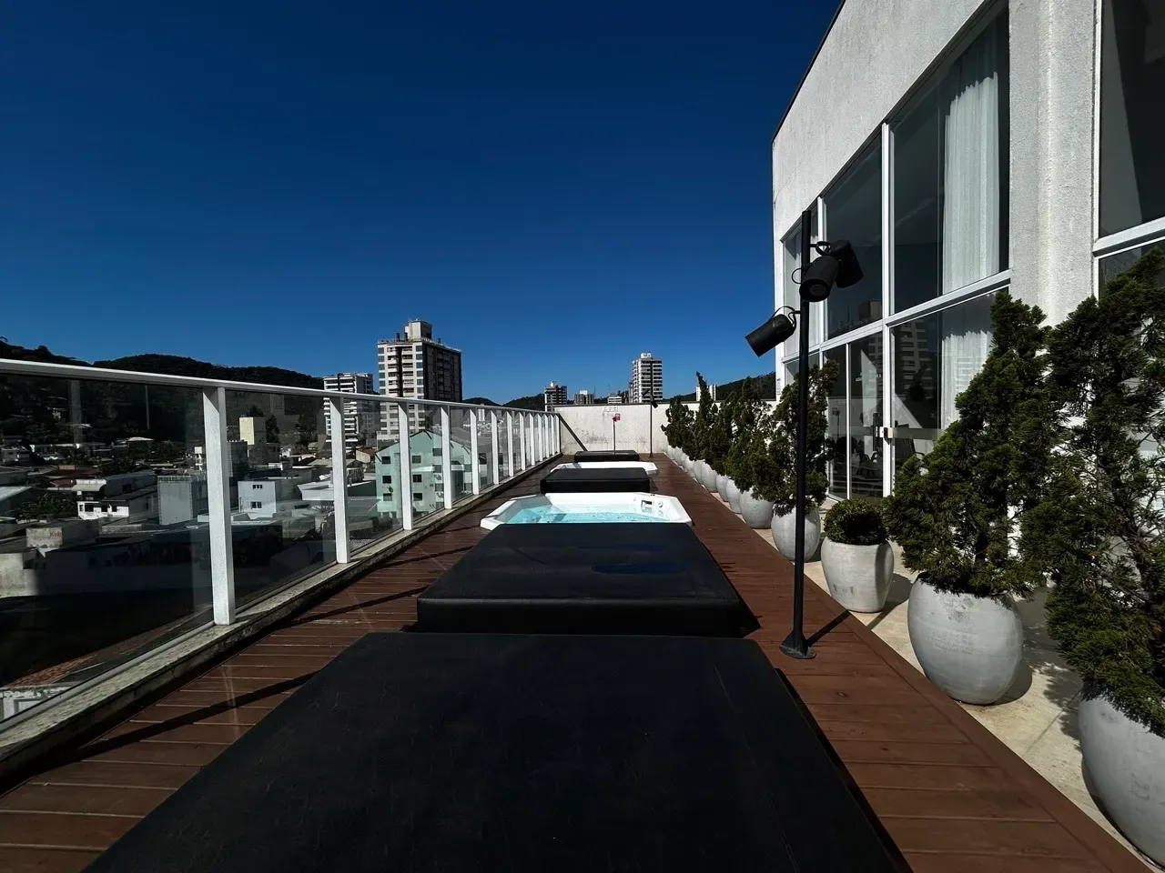 Apartamento com 3 dormitórios sendo 1 suíte e 2 vagas de garagem - Bairro Fazenda Itajaí/SC