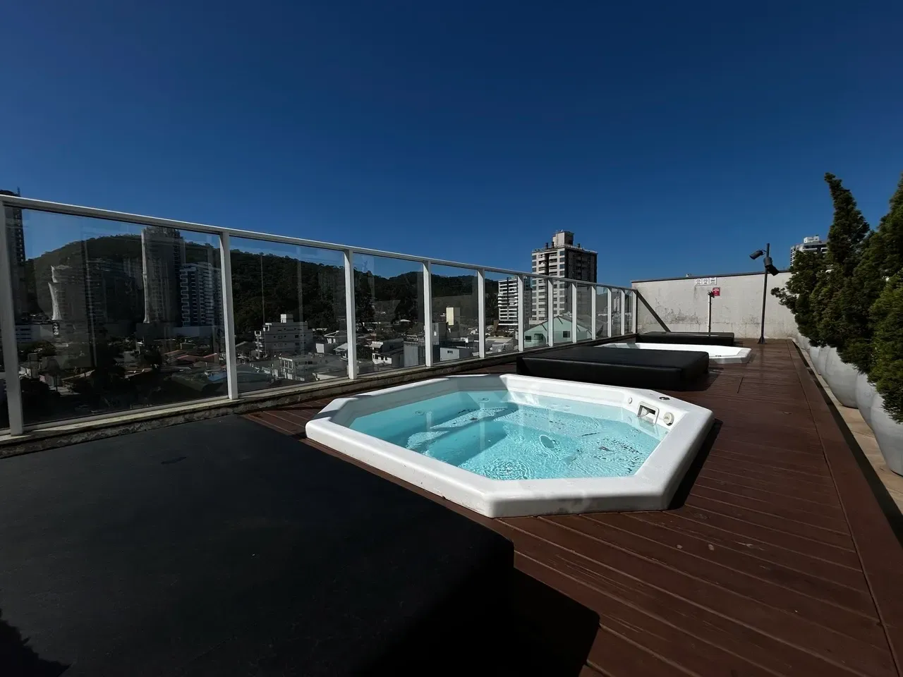 Apartamento com 3 dormitórios sendo 1 suíte e 2 vagas de garagem - Bairro Fazenda Itajaí/SC