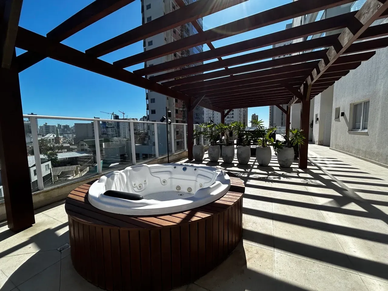 Apartamento com 3 dormitórios sendo 1 suíte e 2 vagas de garagem - Bairro Fazenda Itajaí/SC