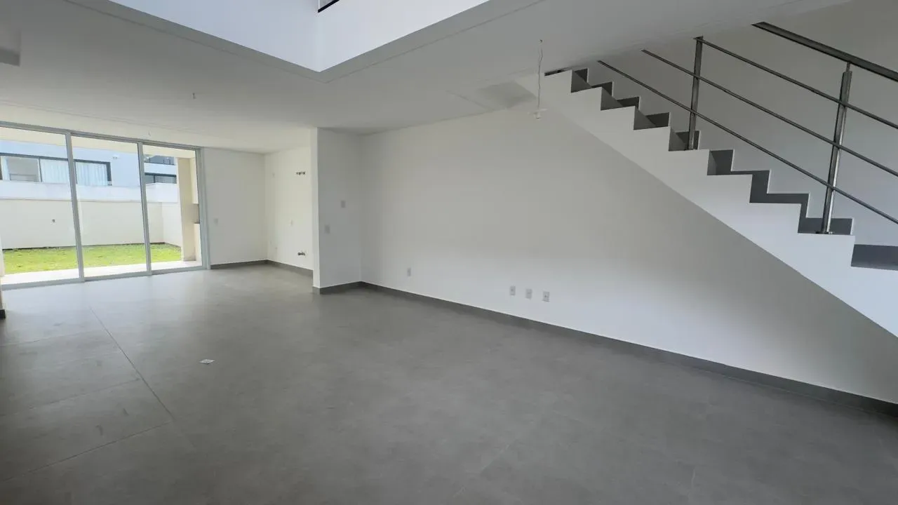 Casa com 3 dormitórios sendo 1 suíte e 2 vagas garagem - Campeche, Florianópolis/SC