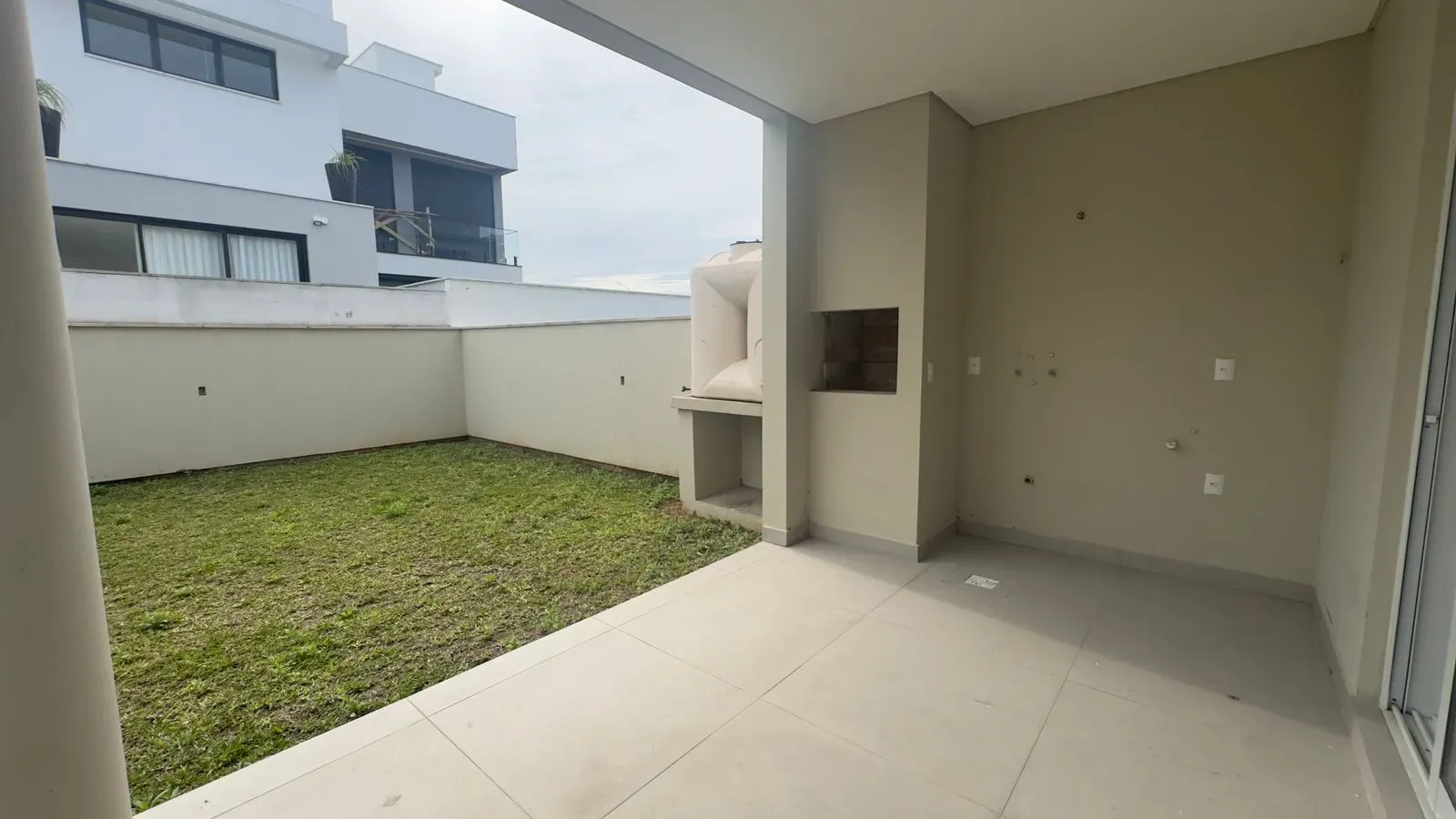 Casa com 3 dormitórios sendo 1 suíte e 2 vagas garagem - Campeche, Florianópolis/SC