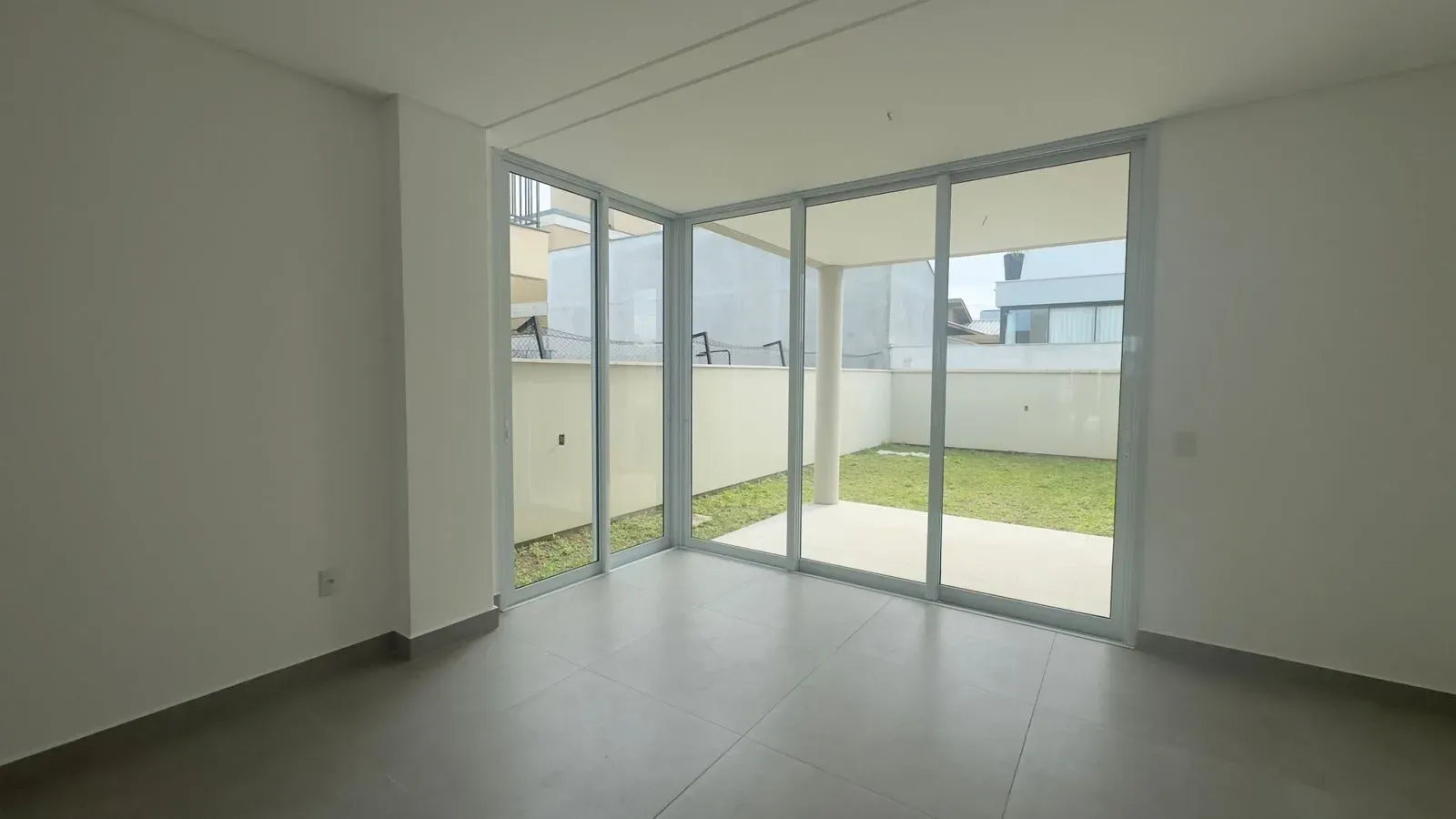 Casa com 3 dormitórios sendo 1 suíte e 2 vagas garagem - Campeche, Florianópolis/SC