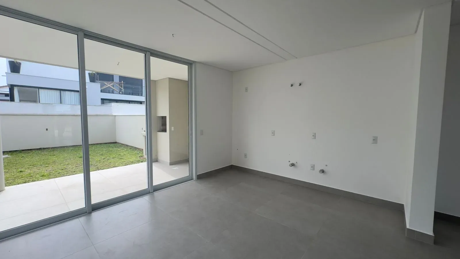 Casa com 3 dormitórios sendo 1 suíte e 2 vagas garagem - Campeche, Florianópolis/SC