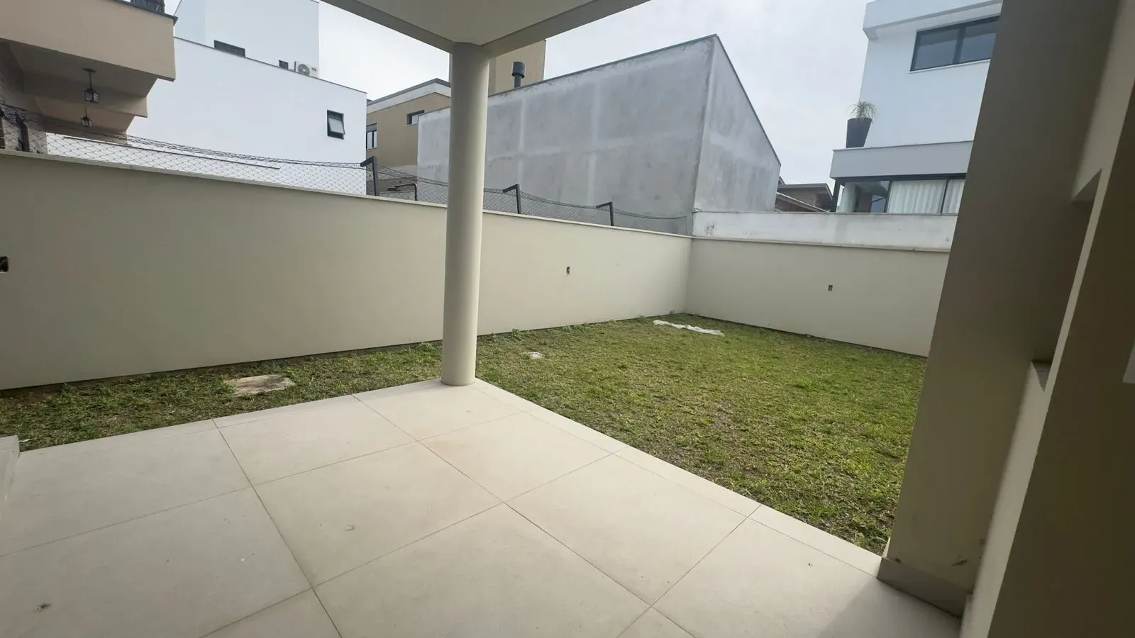 Casa com 3 dormitórios sendo 1 suíte e 2 vagas garagem - Campeche, Florianópolis/SC