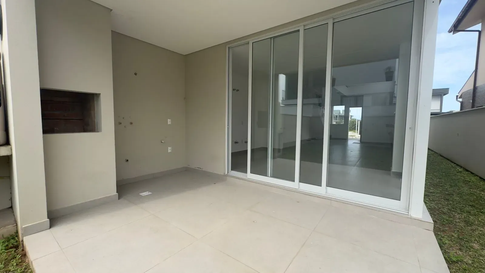 Casa com 3 dormitórios sendo 1 suíte e 2 vagas garagem - Campeche, Florianópolis/SC