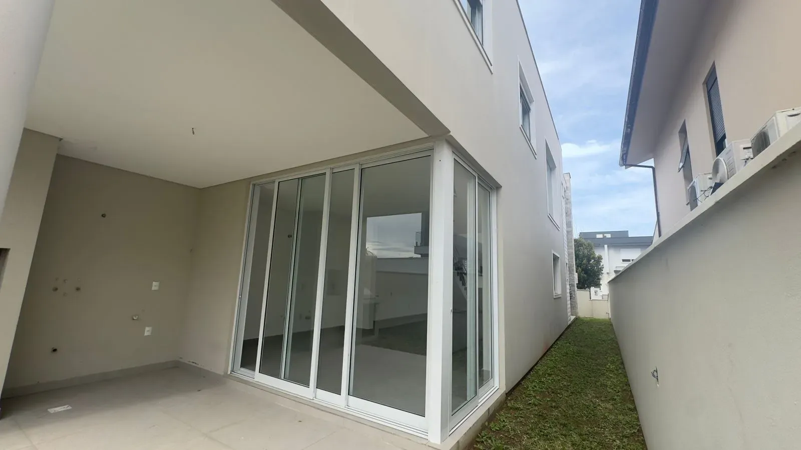 Casa com 3 dormitórios sendo 1 suíte e 2 vagas garagem - Campeche, Florianópolis/SC