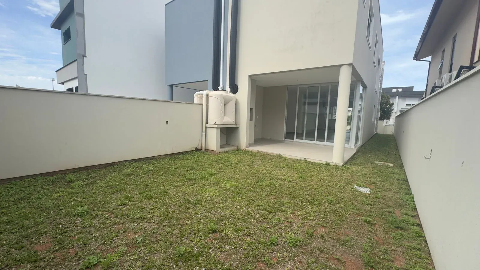 Casa com 3 dormitórios sendo 1 suíte e 2 vagas garagem - Campeche, Florianópolis/SC