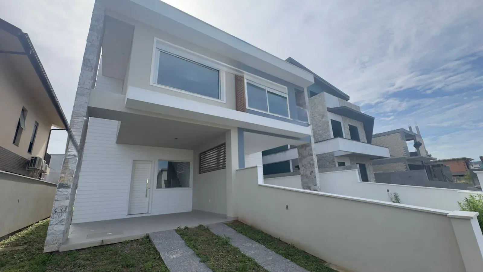 Casa com 3 dormitórios sendo 1 suíte e 2 vagas garagem - Campeche, Florianópolis/SC