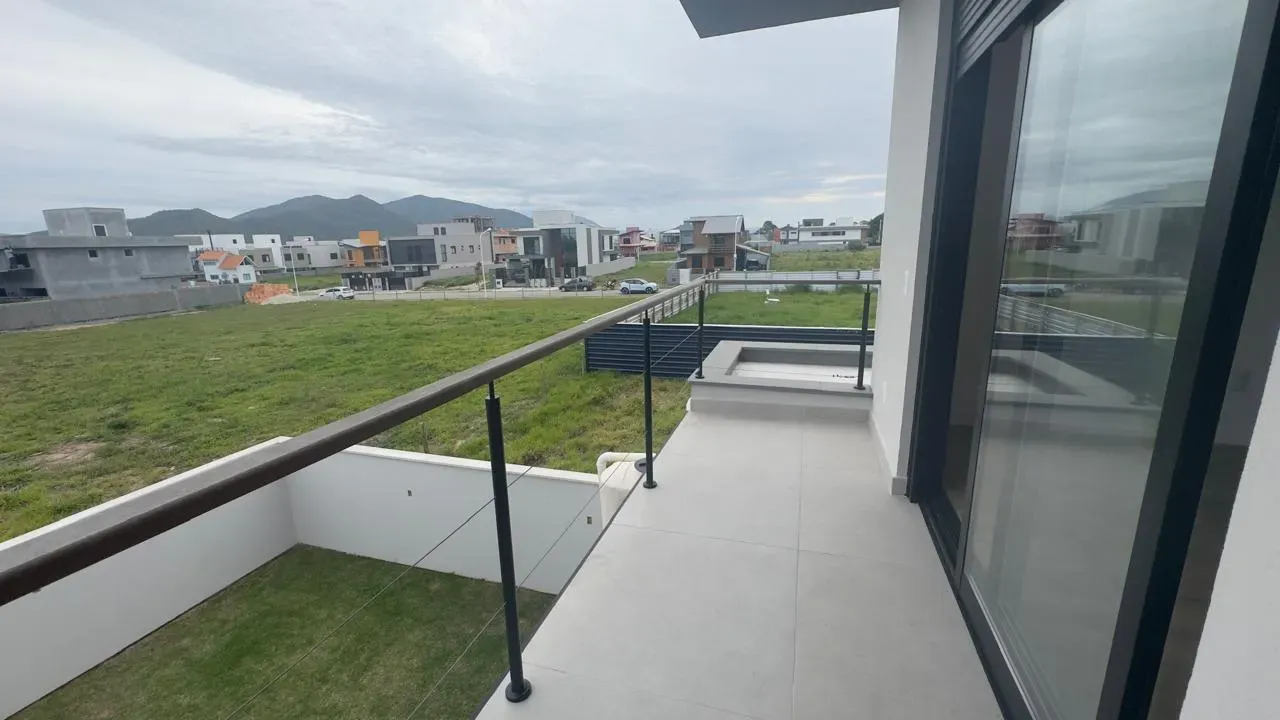 Casa com 3 dormitórios sendo 1 suíte e 2 vagas garagem - Campeche | Florianópolis/SC