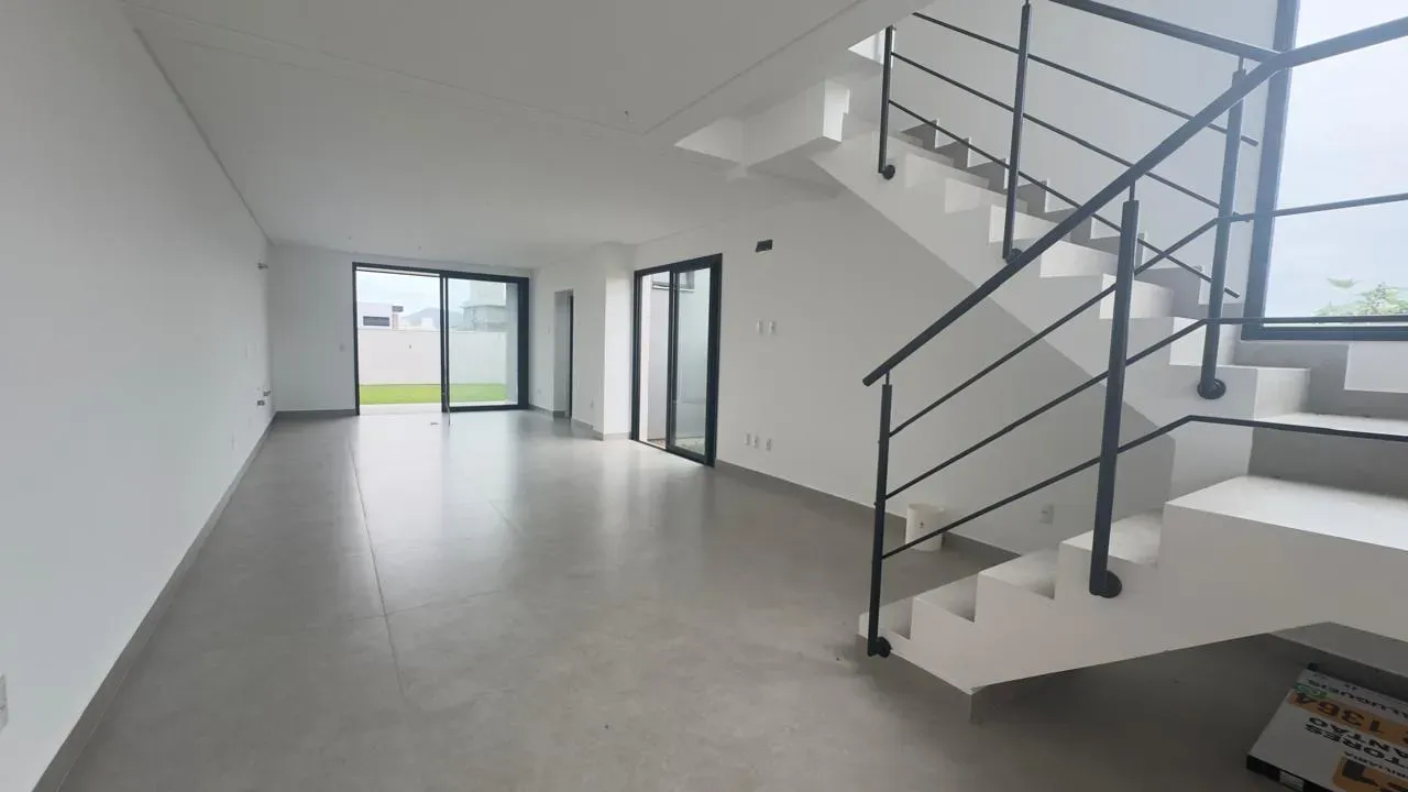 Casa com 3 dormitórios sendo 1 suíte e 2 vagas garagem - Campeche | Florianópolis/SC