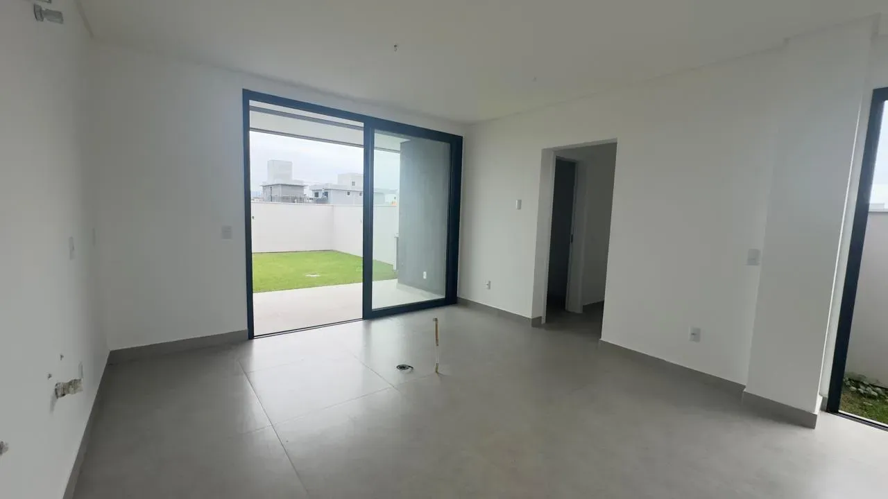 Casa com 3 dormitórios sendo 1 suíte e 2 vagas garagem - Campeche | Florianópolis/SC