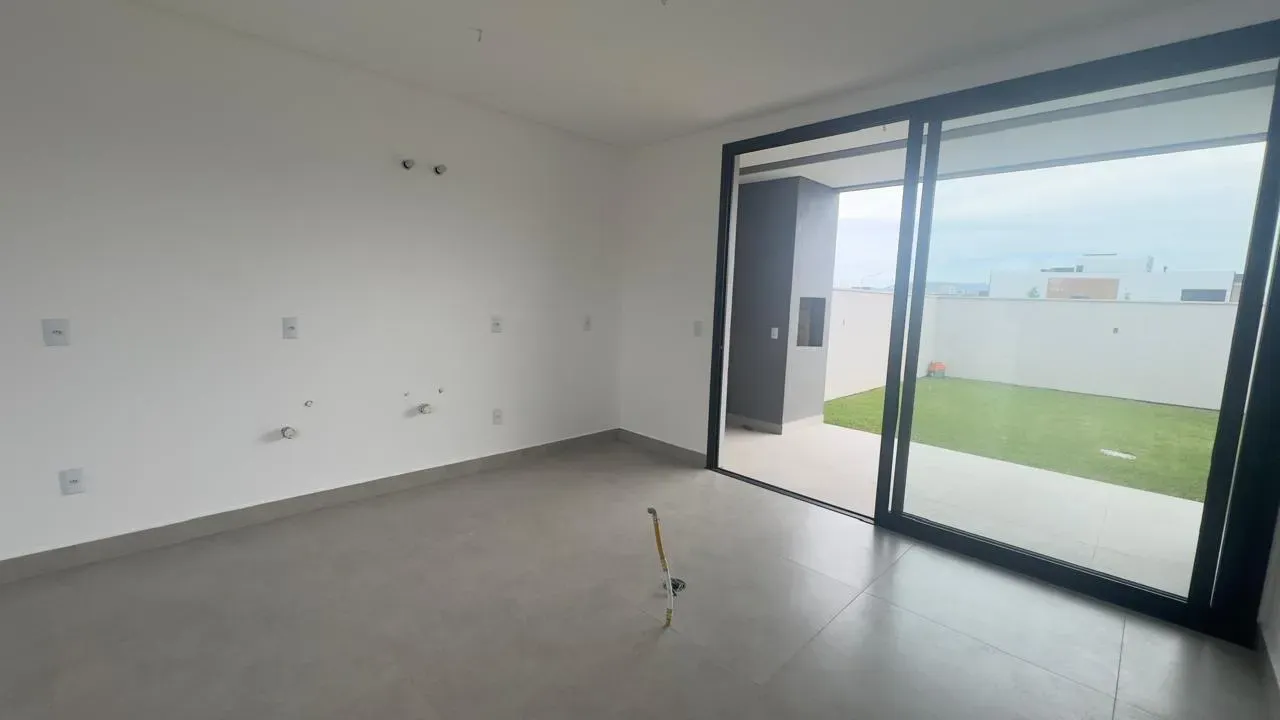 Casa com 3 dormitórios sendo 1 suíte e 2 vagas garagem - Campeche | Florianópolis/SC