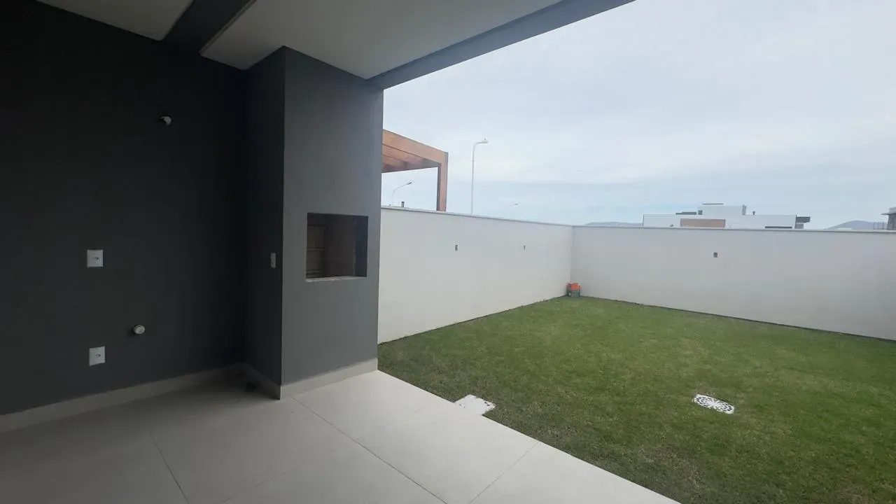 Casa com 3 dormitórios sendo 1 suíte e 2 vagas garagem - Campeche | Florianópolis/SC