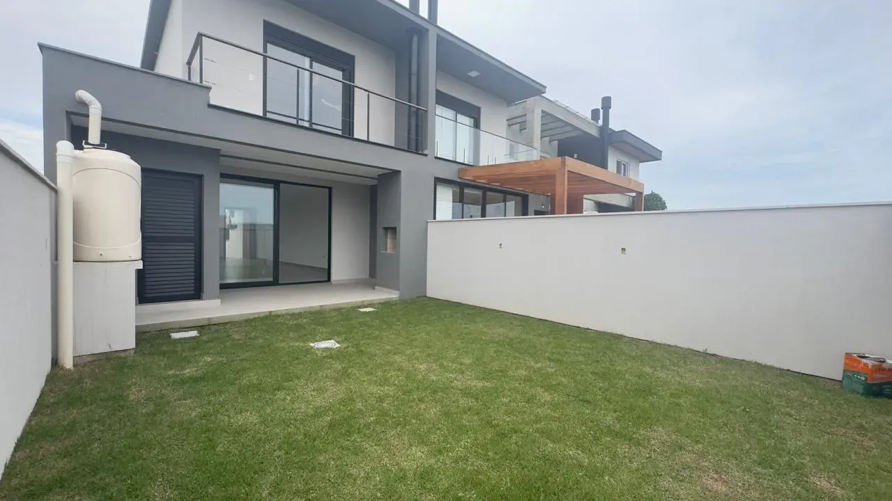Casa com 3 dormitórios sendo 1 suíte e 2 vagas garagem - Campeche | Florianópolis/SC