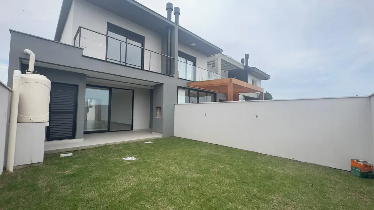 Casa com 3 dormitórios sendo 1 suíte e 2 vagas garagem - Campeche | Florianópolis/SC