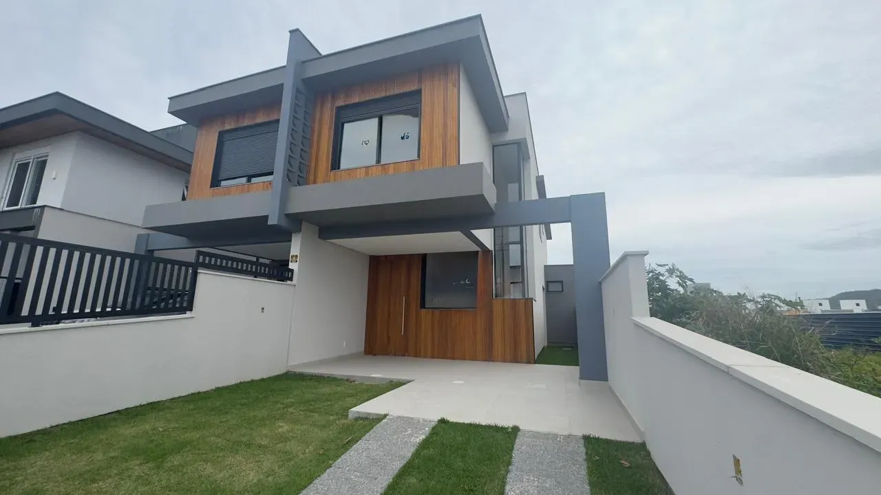 Casa com 3 dormitórios sendo 1 suíte e 2 vagas garagem - Campeche | Florianópolis/SC