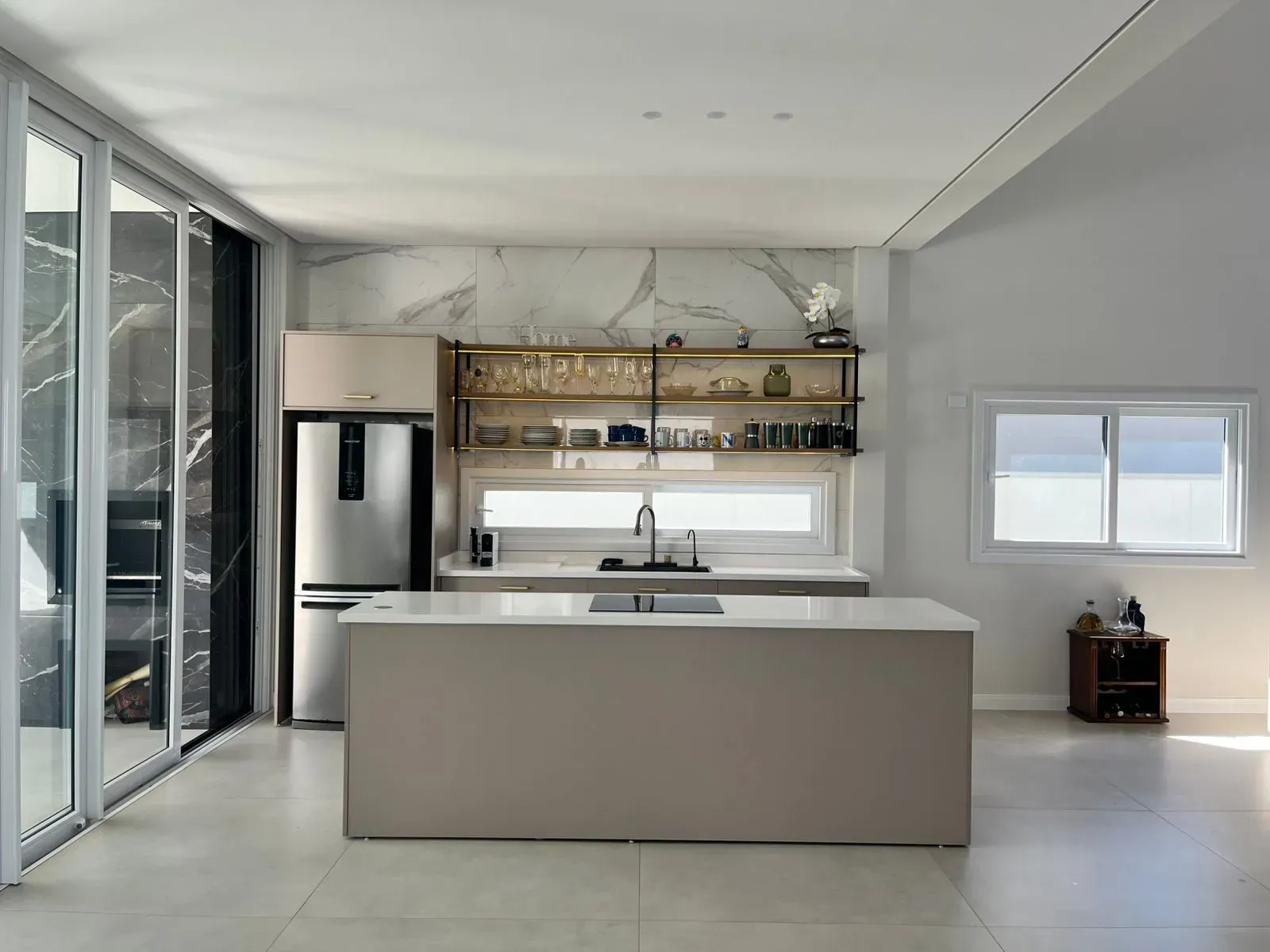 Casa com 4 suítes sendo 1 master e 4 vagas de garagem - Campeche em Florianópolis/SC