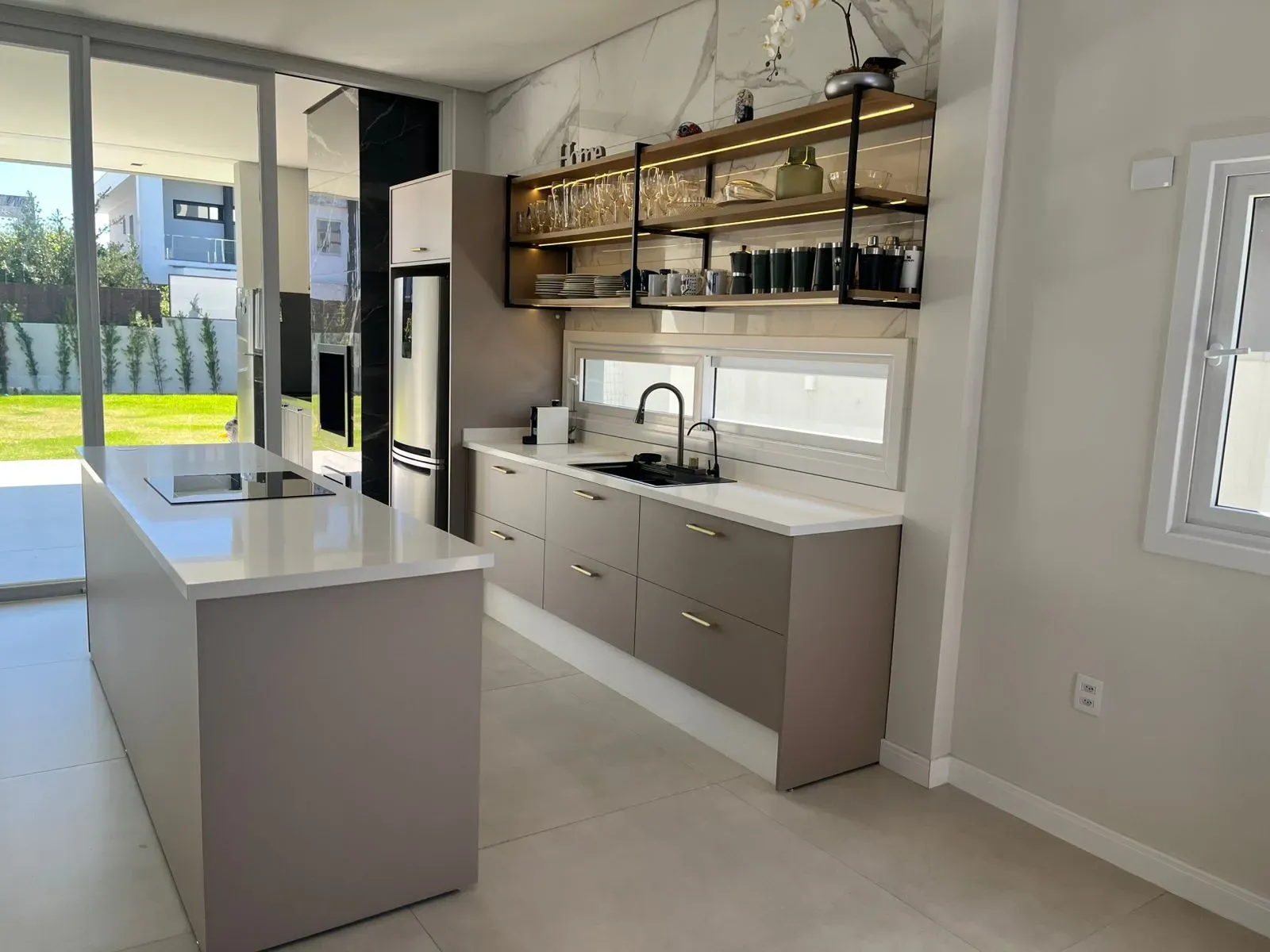 Casa com 4 suítes sendo 1 master e 4 vagas de garagem - Campeche em Florianópolis/SC