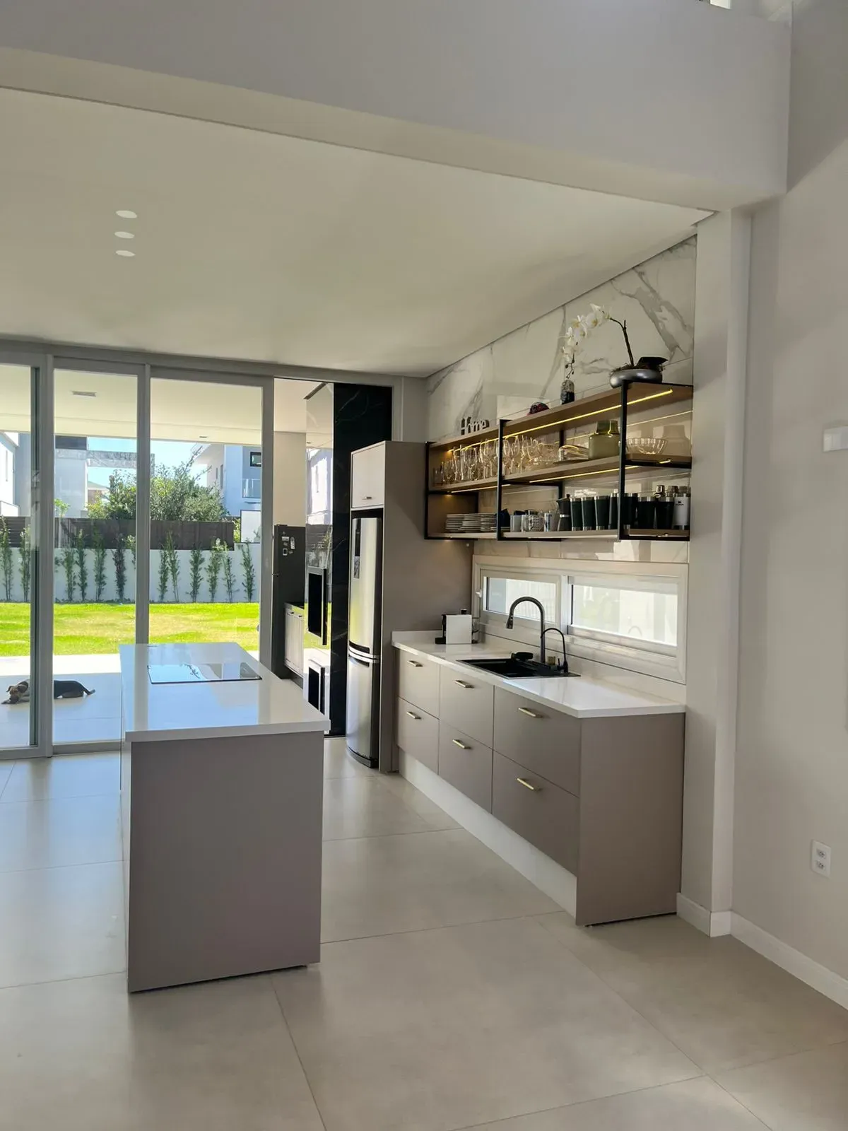 Casa com 4 suítes sendo 1 master e 4 vagas de garagem - Campeche em Florianópolis/SC