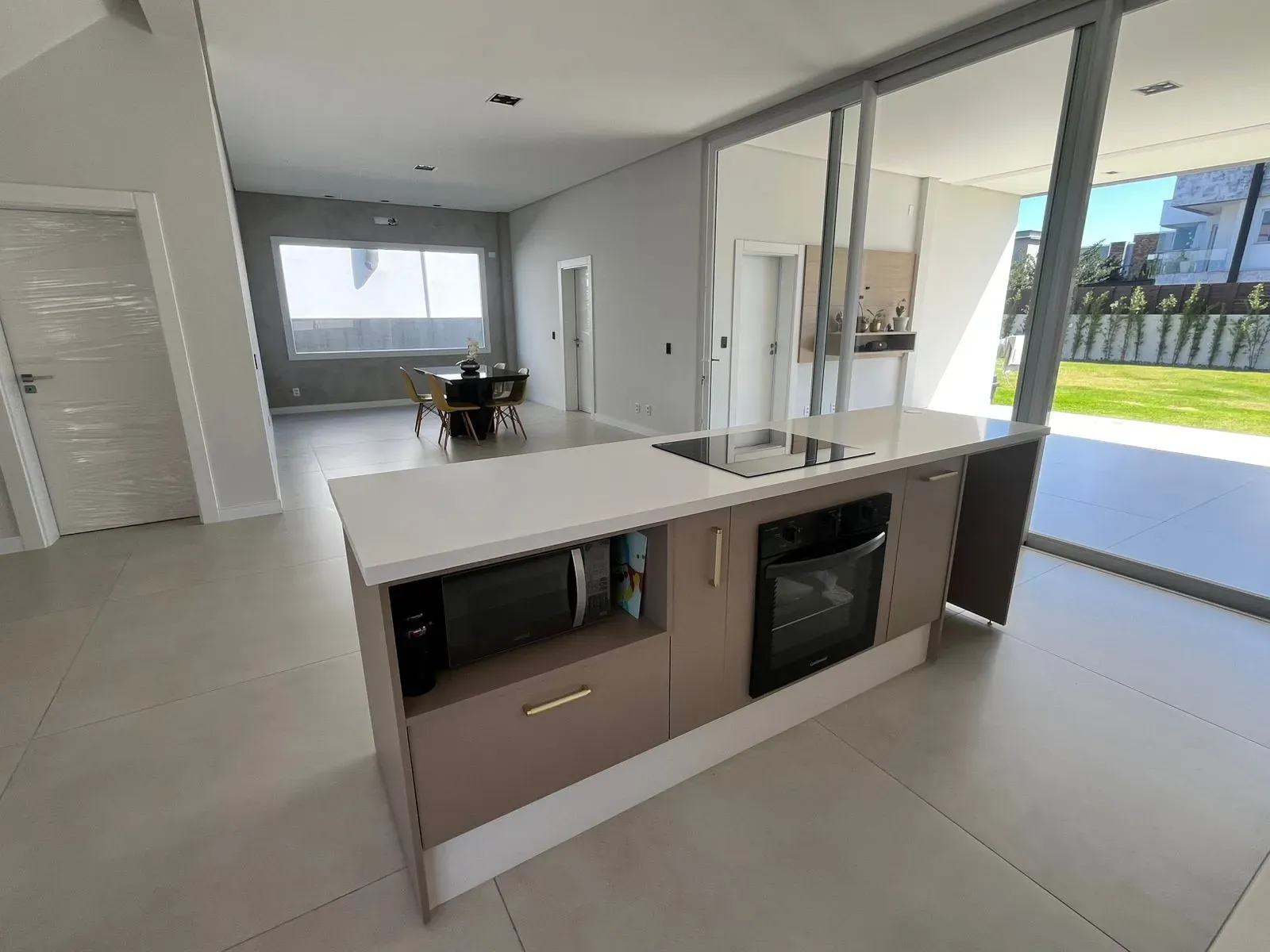 Casa com 4 suítes sendo 1 master e 4 vagas de garagem - Campeche em Florianópolis/SC