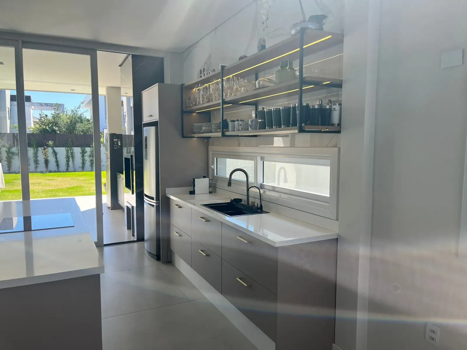 Casa com 4 suítes sendo 1 master e 4 vagas de garagem - Campeche em Florianópolis/SC