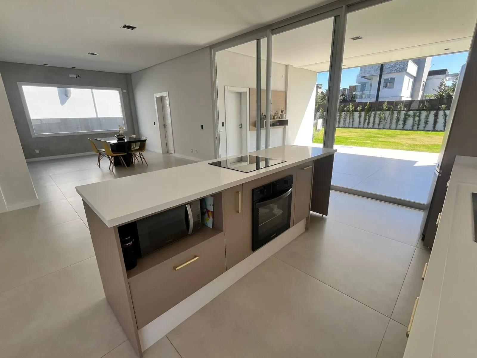 Casa com 4 suítes sendo 1 master e 4 vagas de garagem - Campeche em Florianópolis/SC