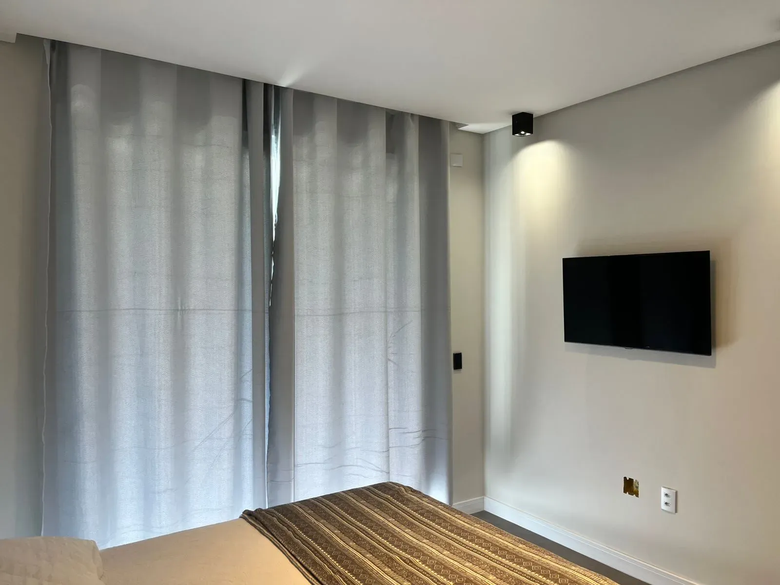 Casa com 4 suítes sendo 1 master e 4 vagas de garagem - Campeche em Florianópolis/SC