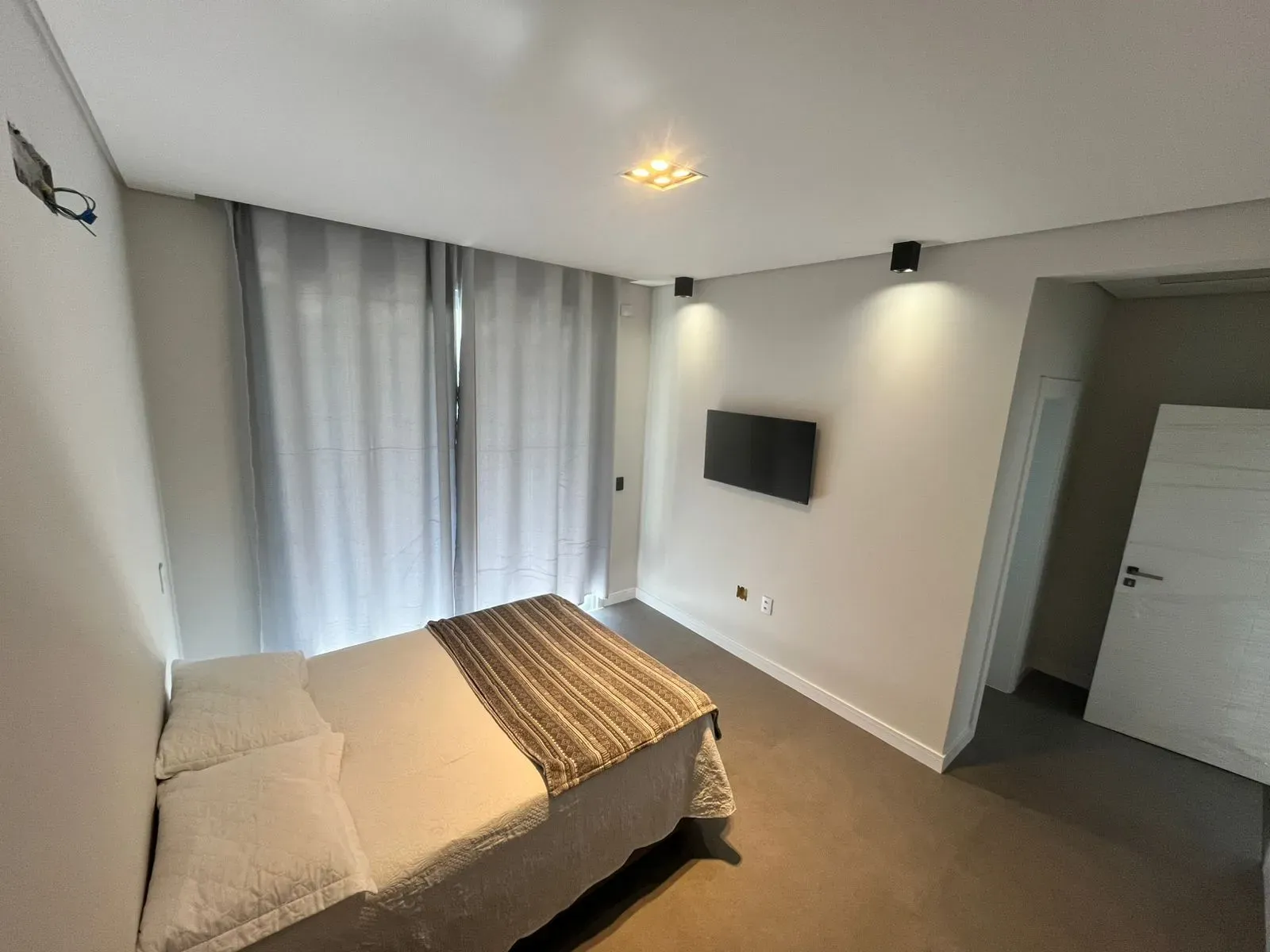 Casa com 4 suítes sendo 1 master e 4 vagas de garagem - Campeche em Florianópolis/SC