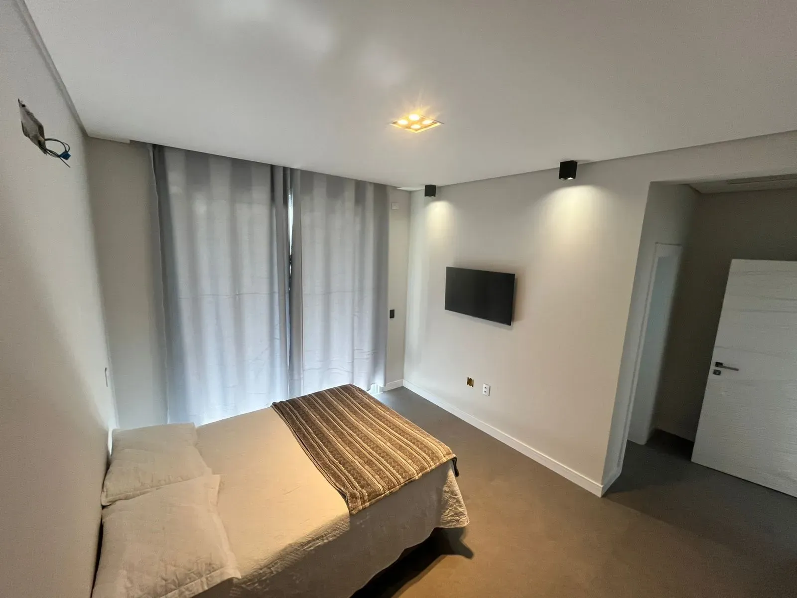 Casa com 4 suítes sendo 1 master e 4 vagas de garagem - Campeche em Florianópolis/SC