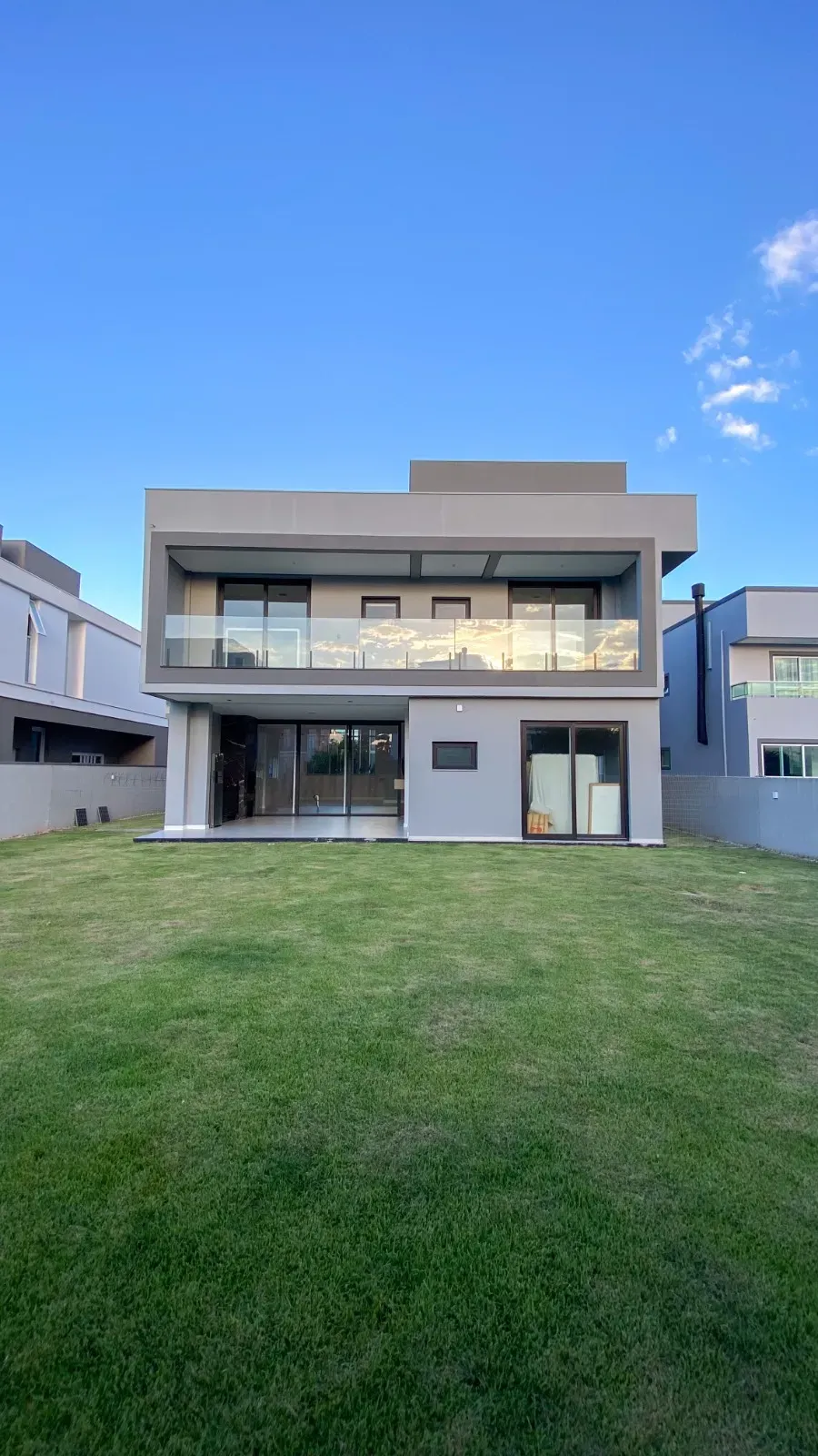 Casa com 4 suítes sendo 1 master e 4 vagas de garagem - Campeche em Florianópolis/SC