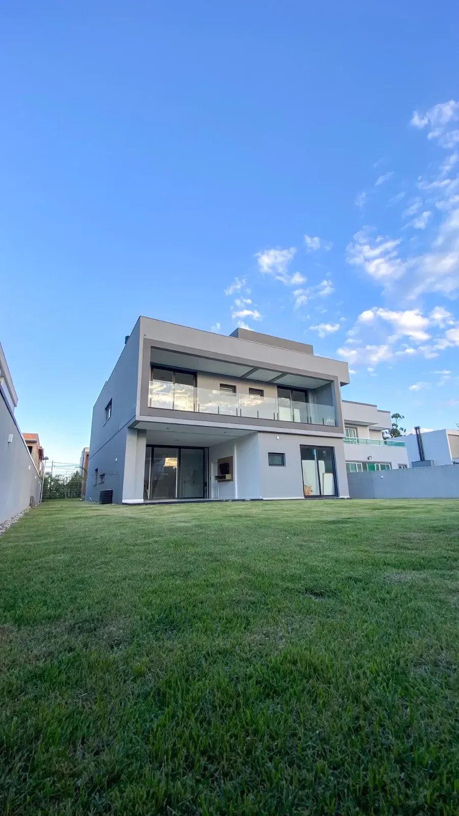 Casa com 4 suítes sendo 1 master e 4 vagas de garagem - Campeche em Florianópolis/SC