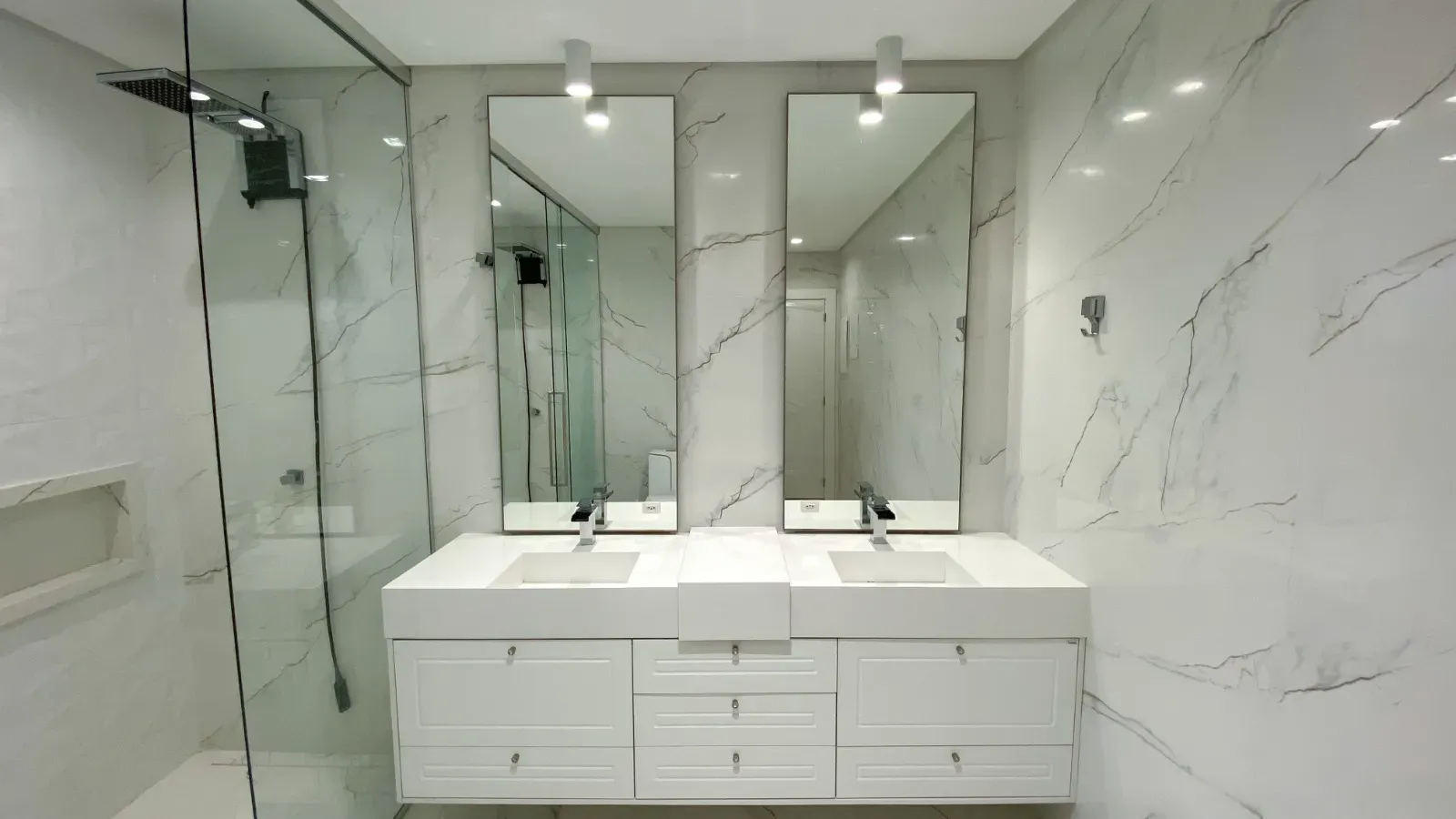 Casa com 4 suítes sendo 1 master e 4 vagas de garagem - Campeche em Florianópolis/SC