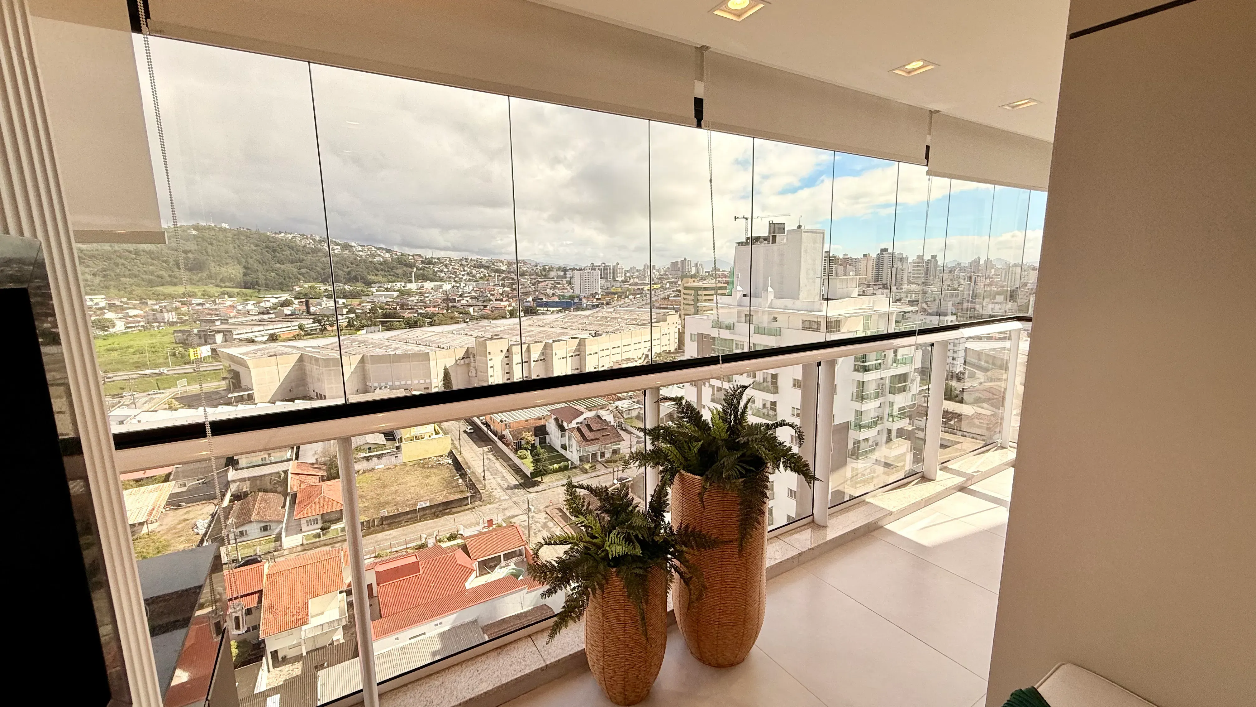 Apartamento 3 dormitórios sendo 1 suíte e vaga de garagem dupla - Kobrasol, São José/SC