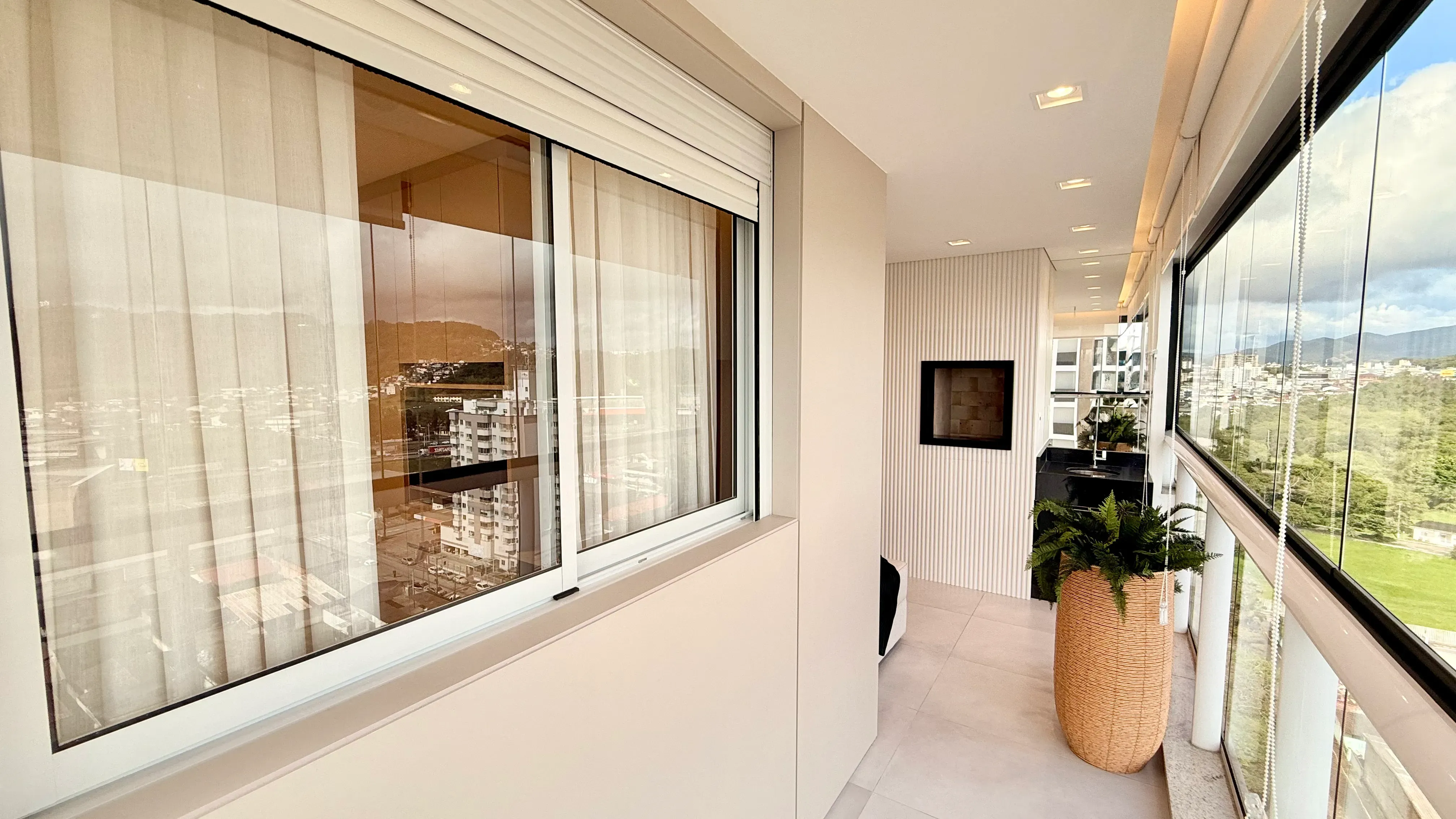 Apartamento 3 dormitórios sendo 1 suíte e vaga de garagem dupla - Kobrasol, São José/SC