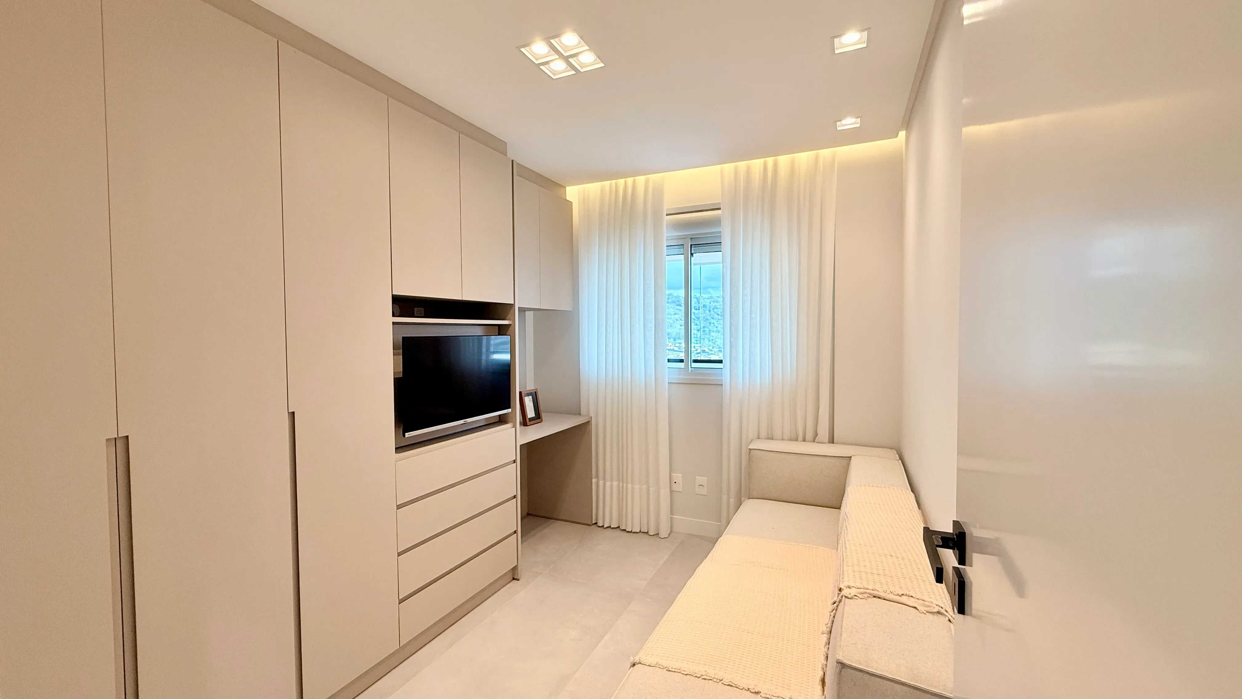 Apartamento 3 dormitórios sendo 1 suíte e vaga de garagem dupla - Kobrasol, São José/SC