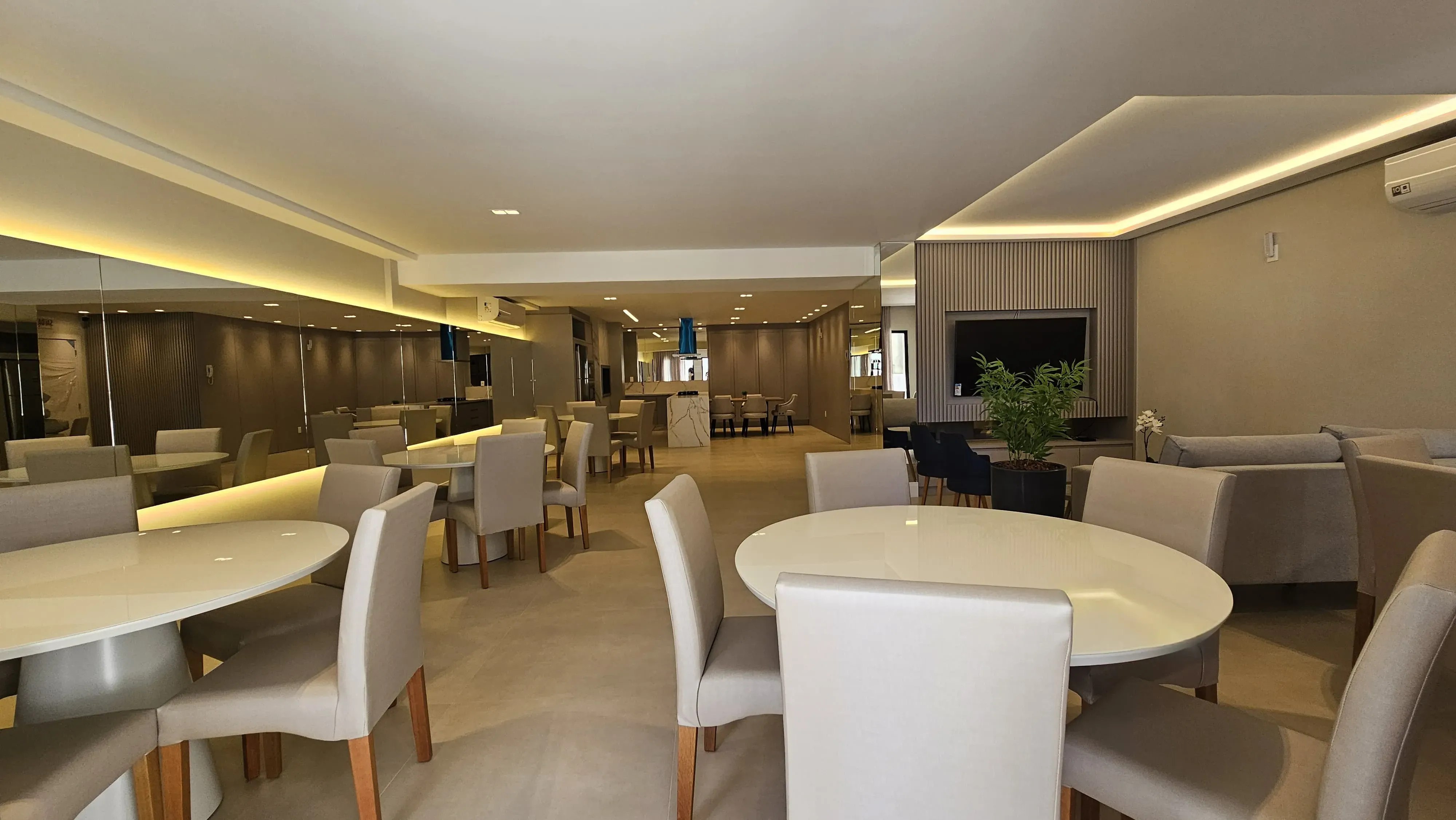 Apartamento 4 dormitórios sendo 2 suítes e 1 vaga de garagem - Floresta, São José/SC