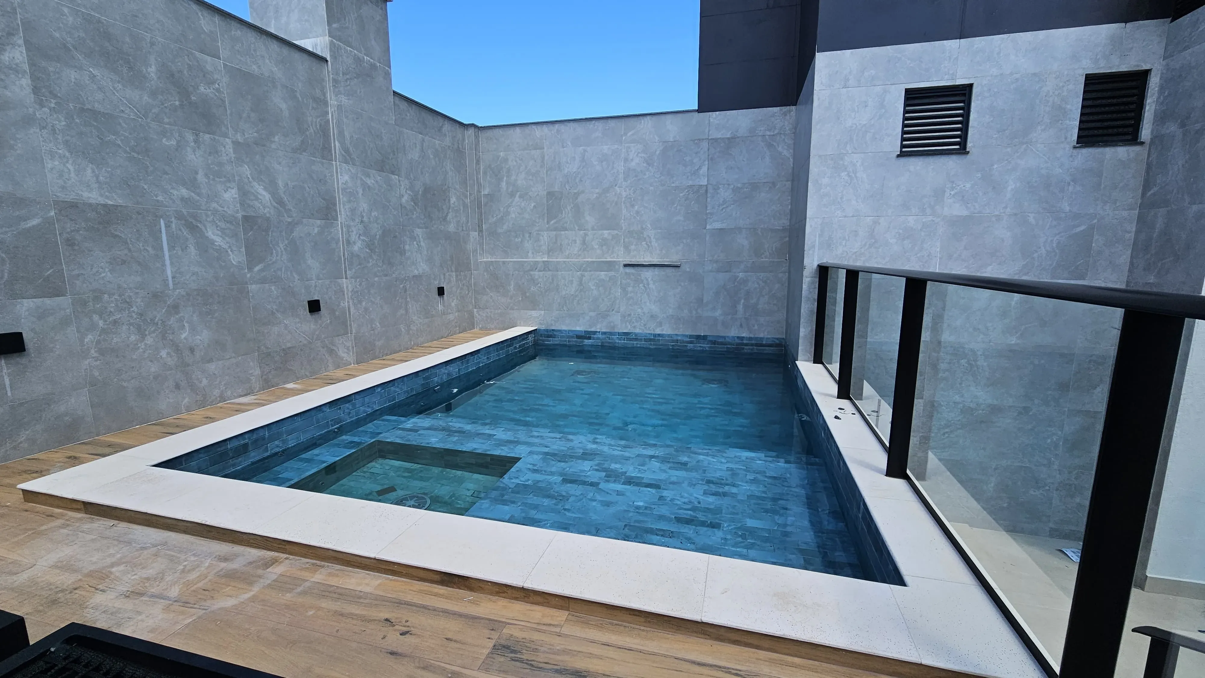 Apartamento 4 dormitórios sendo 2 suítes e 1 vaga de garagem - Floresta, São José/SC