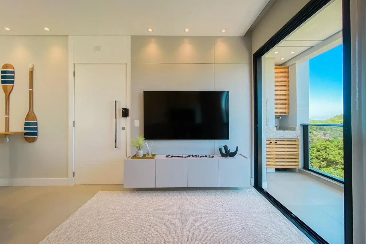 Apartamento mobiliado com 3 dormitórios sendo 2 suítes a 350m da Praia | Gov Celso Ramos/SC