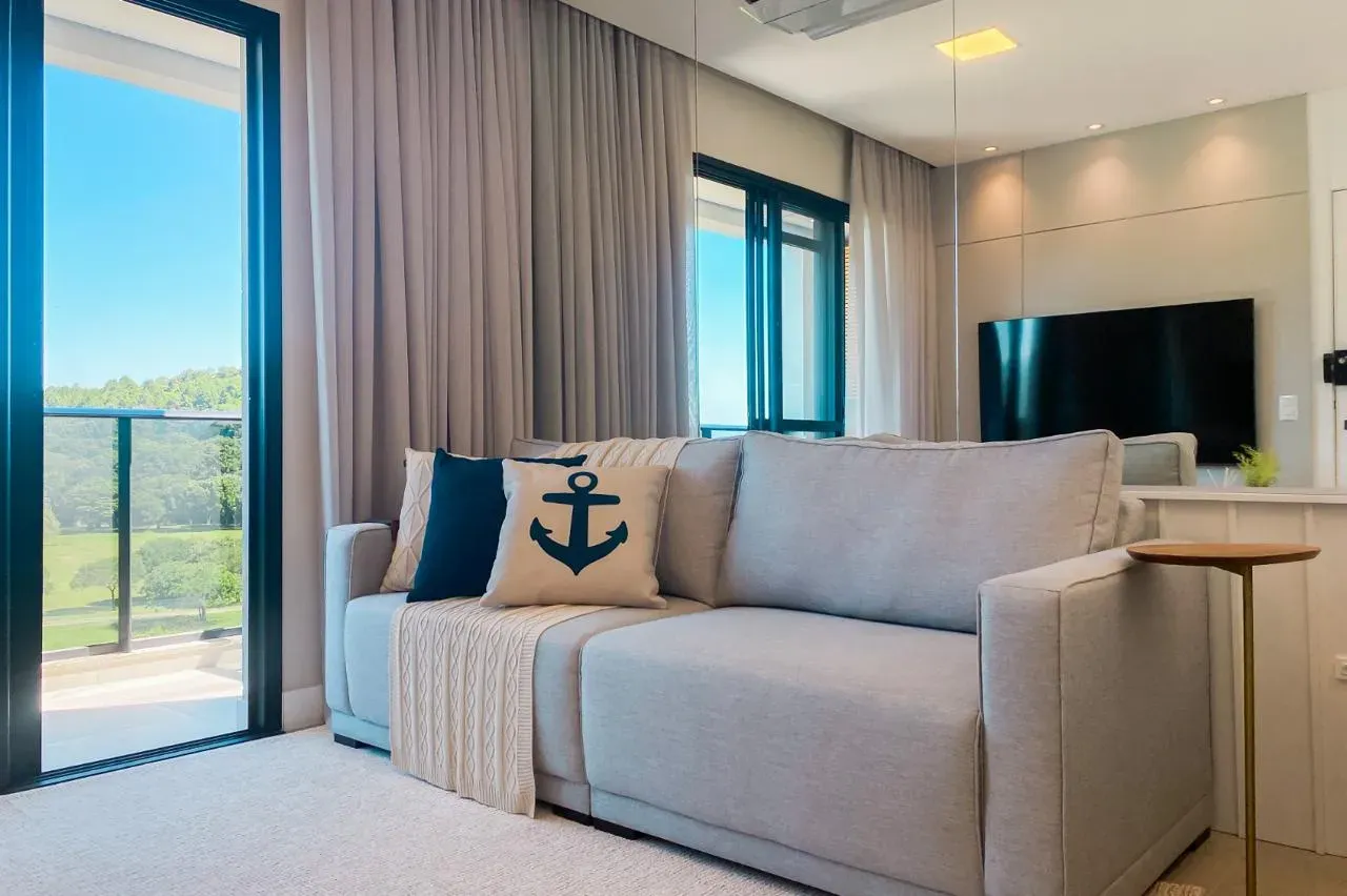 Apartamento mobiliado com 3 dormitórios sendo 2 suítes a 350m da Praia | Gov Celso Ramos/SC