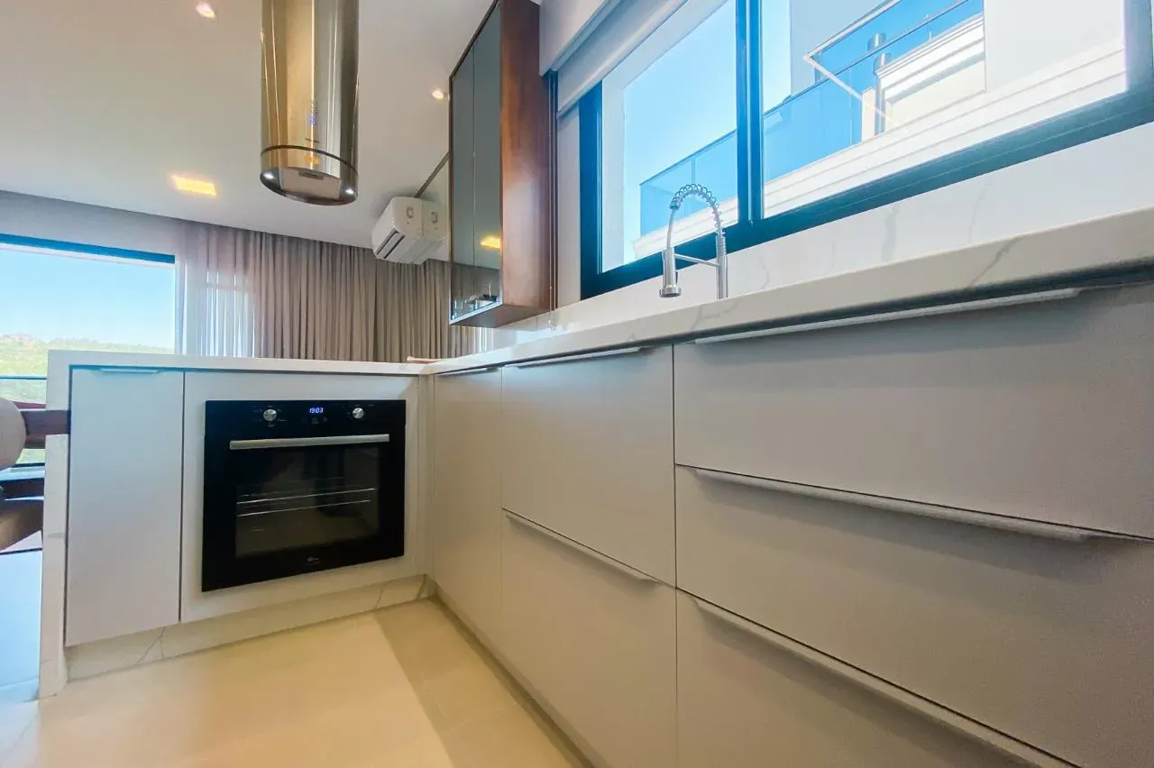 Apartamento mobiliado com 3 dormitórios sendo 2 suítes a 350m da Praia | Gov Celso Ramos/SC