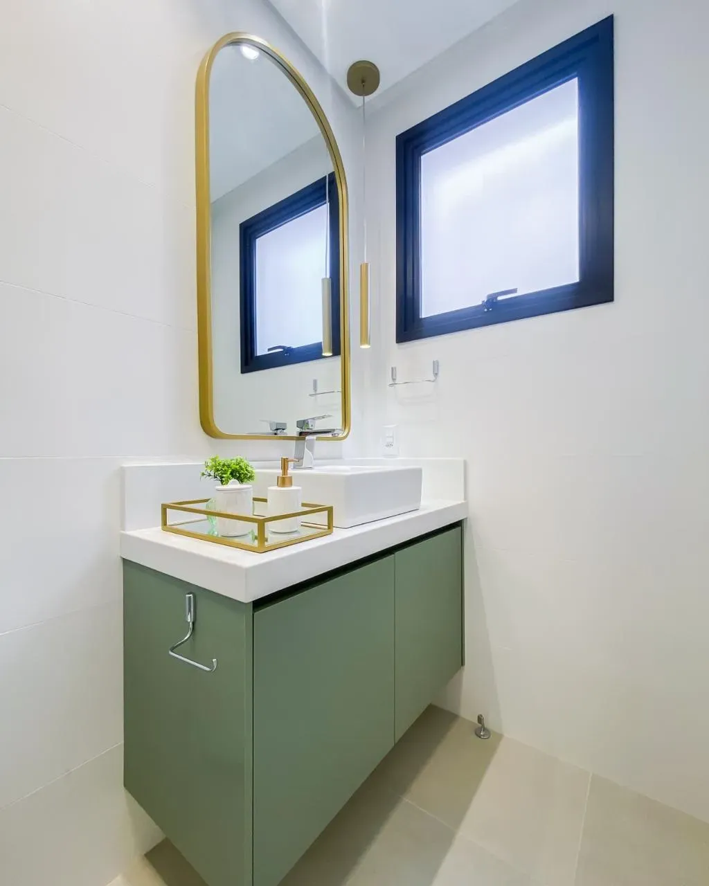 Apartamento mobiliado com 3 dormitórios sendo 2 suítes a 350m da Praia | Gov Celso Ramos/SC