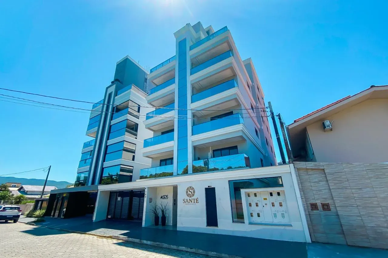 Apartamento mobiliado com 3 dormitórios sendo 2 suítes a 350m da Praia | Gov Celso Ramos/SC