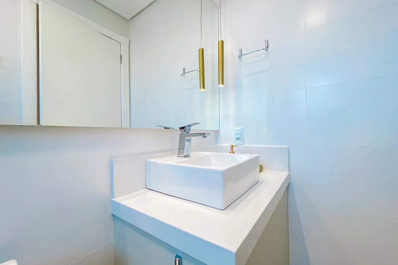 Apartamento mobiliado com 3 dormitórios sendo 2 suítes a 350m da Praia | Gov Celso Ramos/SC