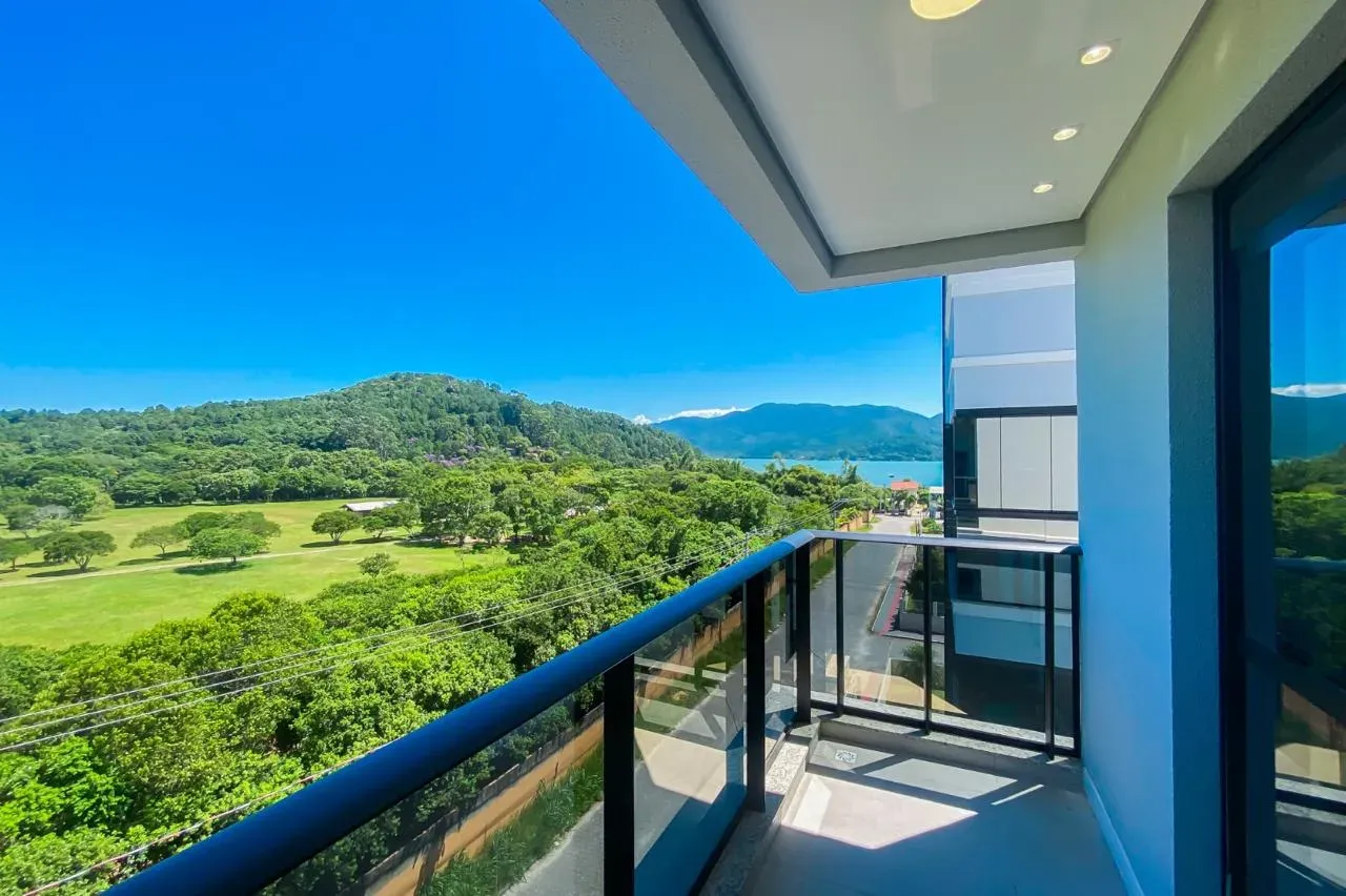 Apartamento mobiliado com 3 dormitórios sendo 2 suítes a 350m da Praia | Gov Celso Ramos/SC