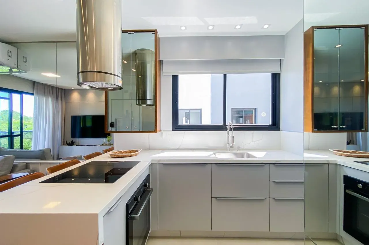 Apartamento mobiliado com 3 dormitórios sendo 2 suítes a 350m da Praia | Gov Celso Ramos/SC