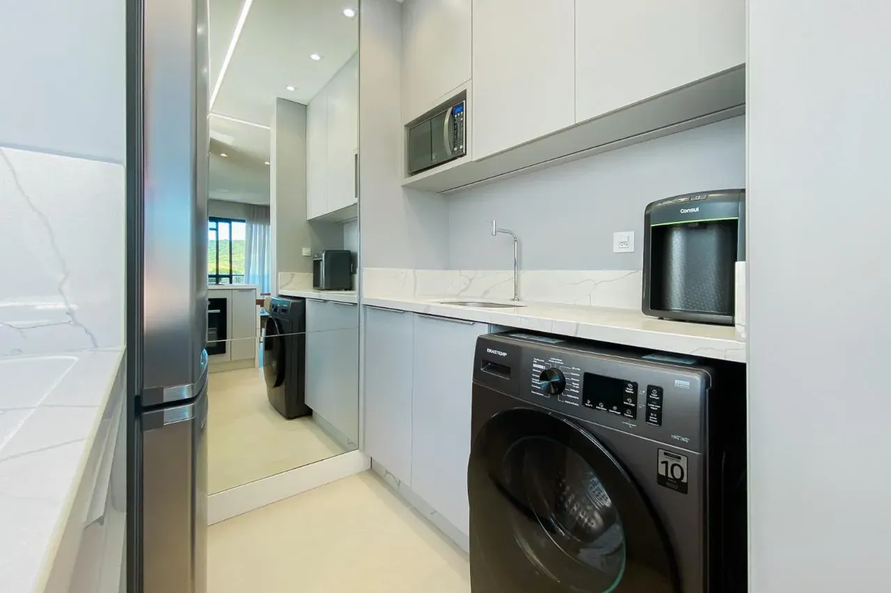 Apartamento mobiliado com 3 dormitórios sendo 2 suítes a 350m da Praia | Gov Celso Ramos/SC