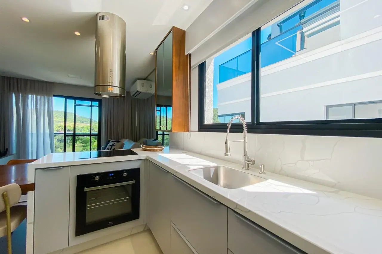 Apartamento mobiliado com 3 dormitórios sendo 2 suítes a 350m da Praia | Gov Celso Ramos/SC