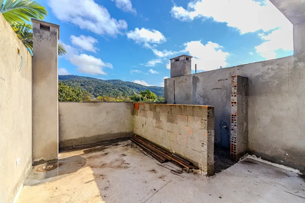 Sobrado novo com 2 suítes e 1 vaga de garagem, Sertão do Trombudo em Itapema/SC