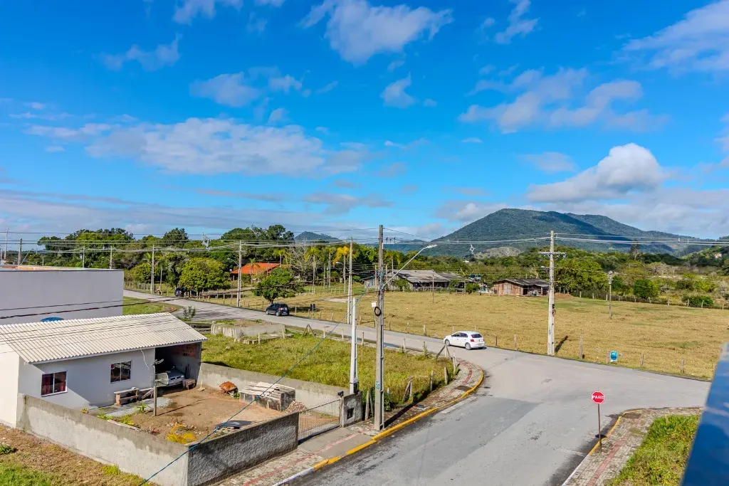 Sobrado novo com 2 suítes e 1 vaga de garagem, Sertão do Trombudo em Itapema/SC