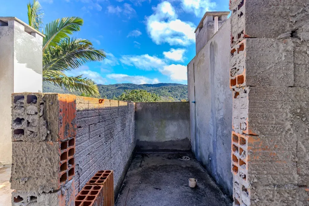 Sobrado novo com 2 suítes e 1 vaga de garagem, Sertão do Trombudo em Itapema/SC